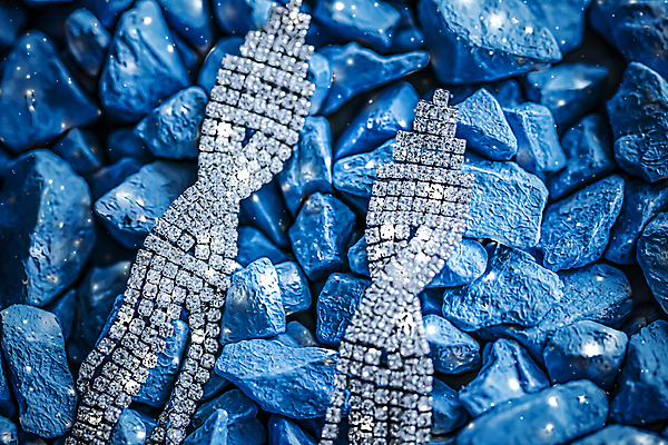 포토 JPG 해외이미지 장신구 실내 사람없음 귀걸이 조약돌 화려 우아함 보석 파란배경 다이아몬드 해외포토 백그라운드 컨셉 내부 파란색 돌_바위 광석 파일형식 이미지허브