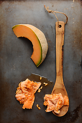 포토 JPG 해외이미지 음식 조각 오렌지 과일 건강 육류 씨앗 사람없음 세로 초록색 금속 주방 껍질 신선 달콤 멜론 자르기 머리위 숙성 정물화 중고 해외포토 식물 컬러 식재료 모션 재질 맛 그림 파일형식 이미지허브