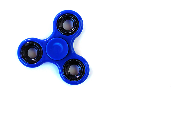 포토 JPG 해외이미지 손 어린이 백그라운드 손가락 놀이 스트레스 취미 사람없음 파란색 장난감 에너지 게임 흰색 플라스틱 오브젝트 롤러 고립 베어링 인기 철강 해외포토 컬러 재질 사람 신체부위 파일형식 이미지허브