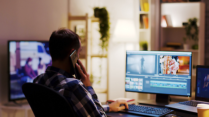 포토 JPG 해외이미지 남자 커피 전등 실내 한명 상반신 성인 뒷모습 그래픽 노트북 스마트폰 모니터 키보드 통화 그래픽디자이너 성인남자한명만 영상편집 해외포토 1 음료 뷰포인트 모션 조명 사람 내부 전자제품 핸드폰 스마트기기 컴퓨터 디자이너 남자한명만 성인남자만 파일형식 이미지허브