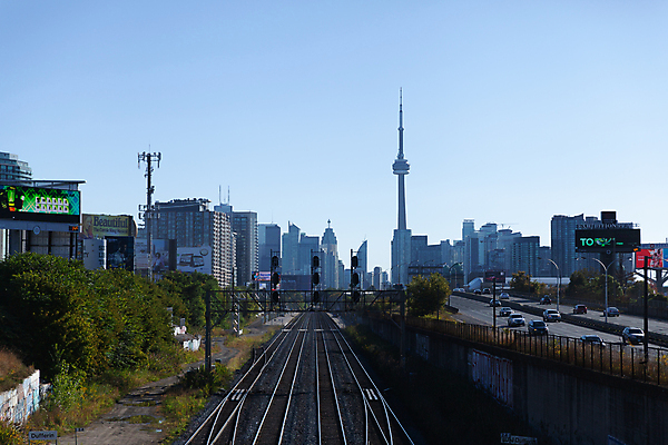포토 JPG 해외이미지 도로 여행 캐나다 비즈니스 건축양식 교통시설 하늘 거리 풍경 사람없음 건물 도시풍경 사무실 탑 고층빌딩 도시 도심 전철 스카이라인 토론토 해외포토 건축물 건축 길 육상교통 교통 북아메리카 대중교통 빌딩 시설 파일형식 이미지허브