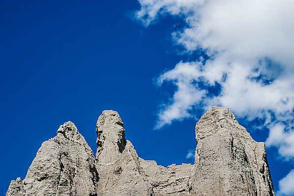 포토 JPG 해외이미지 구름 모래 자연 하늘 날씨 산 건조 풍경 사람없음 야외 파란색 갈색 흙 절벽 회색 사막 바위 흰색 가장자리 정상 돌산 언덕 부식 산등성이 먼지 지역 암초 진흙 사암 침식 내추럴 옛날 울퉁불퉁 절정 지질학 해외포토 자연요소 교육 컬러 돌_바위 둘레 생태계 파일형식 이미지허브