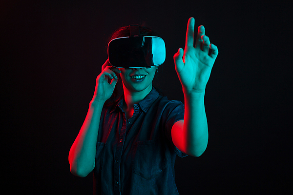 포토 JPG 해외이미지 여자 한명 손짓 상반신 성인 앞모습 손들기 스마트 하이테크 손뻗기 착용 웨어러블 가상현실 성인여자한명만 오큘러스 VR기기 해외포토 1 뷰포인트 컨셉 모션 기술 사람 기계 여자한명만 성인여자만 파일형식 이미지허브