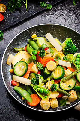 포토 JPG 해외이미지 라이프스타일 접시 음식 컨셉 다이어트 채소 탁자 건강 요리 사람없음 초록색 식사 저녁식사 중국 이탈리아 튀김 신선 맛 혼합 브로콜리 먹기 준비 완두콩 날것 후추 내추럴 저지방 채식주의자 핸드메이드 디톡스 개조 비건 해외포토 식기 유럽 아시아 컬러 가구 모션 콩 생활 기름_음식 향신료 채식 파일형식 이미지허브