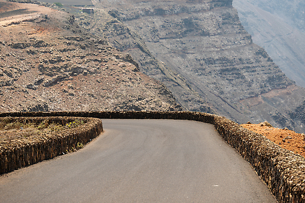 포토 JPG 해외이미지 구름 유럽 도로 선 여행 곡선 자연 하늘 산 파노라마 풍경 사람없음 야외 여름 파란색 침묵 고요 흰색 시골 고속도로 스페인 정상 아스팔트 언덕 장면 지역 내추럴 선로 절정 수평선 해외포토 자연요소 계절 나라 길 컬러 교통시설 촬영기법 소리 생태계 파일형식 이미지허브