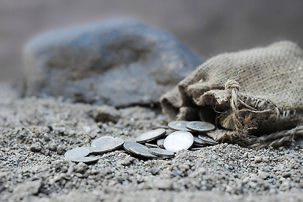 포토 JPG 해외이미지 종교 조각 돈 검은배경 새로움 이야기 사람없음 동전 검은색 성경 예수 은색 심볼 증거 유대인 복음 체포 파우치 해외포토 컬러 백그라운드 컨셉 가방 종교용품 신_종교 재산 파일형식 이미지허브