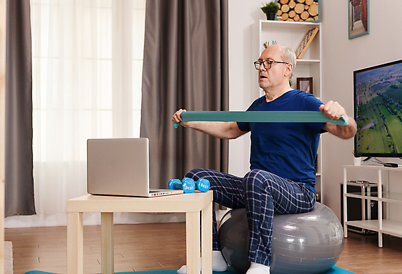 포토 JPG 해외이미지 전신 백인 라이프스타일 응시 할아버지 노년 남자 거실 건강 한명 앉기 옆모습 노트북 운동복 운동 아령 매트 당기기 짐볼 연습 헬스밴드 노인남자한명만 해외포토 서양인 1 시선 옷 뷰포인트 모션 사람 성인 생활 전자제품 남자한명만 노인남자만 파일형식 이미지허브