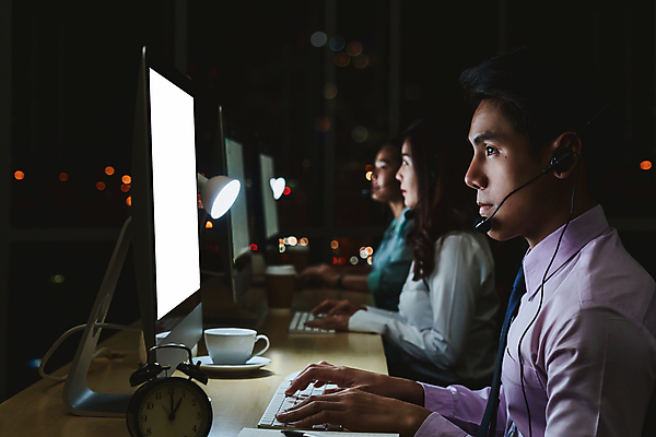 포토 JPG 해외이미지 이동 비즈니스 성공 노동자 직장 피곤 동양인 세명 사무실 헤드폰 업무 작업 비즈니스맨 비즈니스우먼 센터 좌절 야간 중개인 고객 동료 마이크 서비스 컨설턴트 텔레마케팅 부름 야근 과로 답변 돌봄 운영자 조언 지원 콜라보레이션 해외포토 자연요소 직업 여자 남자 감정 음향기기 컨셉 회사 관계 모션 사람 인종 직장인 전문직 서비스업 상담 파일형식 이미지허브