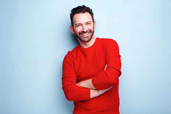 포토 JPG 해외이미지 백인 모델 1 라이프스타일 응시 남자 행복 얼굴 벽 포즈 백그라운드 수염 한명 웃음 사람 성인 파란색 유행 팔짱 흰색 표현 자신감 중앙 시원함 스타일 카피스페이스 해외포토 서양인 시선 감정 컬러 모션 표정 생활 신체부위 공백 파일형식 이미지허브