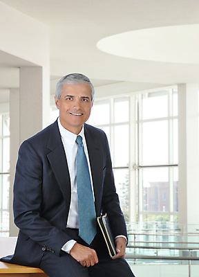 포토 JPG 해외이미지 백인 직업 1 남자 행복 중년 비즈니스 넥타이 실내 한명 미소 웃음 사람 정장 성인 내부 건물 사무실 백발 흰색 비즈니스맨 책상 싱글 경영 해외포토 서양인 헤어스타일 건축물 잡화 옷 감정 컬러 가구 표정 직장인 파일형식 이미지허브