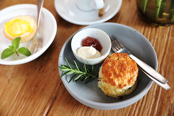 포토 JPG 해외이미지 그릇 포크 실내 사람없음 잼 민트 크림 로즈메리 나무탁자 레몬타르트 스콘 나무배경 해외포토 식기 빵 백그라운드 탁자 내부 소스_음식 허브 타르트 파일형식 이미지허브