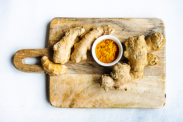 포토 JPG 해외이미지 실내 사람없음 여러개 가루 흰배경 종지 생강 나무도마 해외포토 그릇 다수 백그라운드 채소 도마 내부 목재 흰색 파일형식 이미지허브