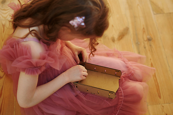 포토 JPG 해외이미지 백인 라이프스타일 디자인 드레스 교육 행복 어린이 인형 가구 백그라운드 창문 가족 놀이 주택 사람없음 내부 목재 금발 장난감 유치원 놀이방 기쁨 침실 방 미니어처 게임 흰색 침대 아기 생일 작음 큼 에코 판지 걸음마 해외포토 서양인 나무 헤어스타일 옷 기념일 감정 컬러 생활용품 재료 관계 모션 사람 건물 생활 모형 환경 크기 파일형식 이미지허브