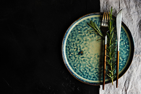 포토 JPG 해외이미지 식기 접시 백그라운드 포크 탁자 사람없음 장식 세트 식사 시골 신선 도자기 사발 칼 은색 유기농 냅킨 로즈메리 설정 콘크리트 카피스페이스 해외포토 웰빙 컬러 가구 공백 사기그릇 허브 파일형식 이미지허브