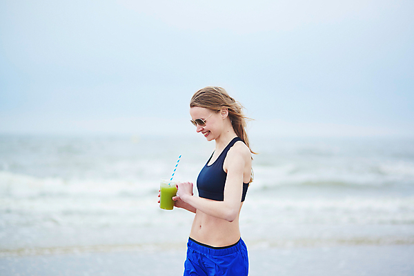 포토 JPG 해외이미지 주간 서양인 우먼라이프 여자 음료 다이어트 채소 한명 사람 성인 야외 컵 여름휴가 바캉스 운동복 달리기 운동 주스 마시기 갈증 날씬함 스무디 여름라이프 성인여자한명만 디톡스 비건 해외포토 자연요소 외국인 1 라이프스타일 식기 옷 모션 휴가 건강 몸매 채식주의자 여자한명만 성인여자만 파일형식 여름_계절 이미지허브