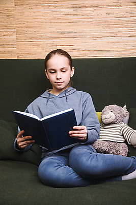 포토 JPG 해외이미지 1 라이프스타일 여학생 교육 어린이 곰 동화 주택 자물쇠 실내 이야기 한명 소녀 10대 책 스터디 소파 장난감 공책 방 집중 읽기 문학 혼자 해외포토 동물 학생 여자 컨셉 의자 포유류 모션 청소년 문구용품 사람 내부 건물 생활 학습 파일형식 이미지허브