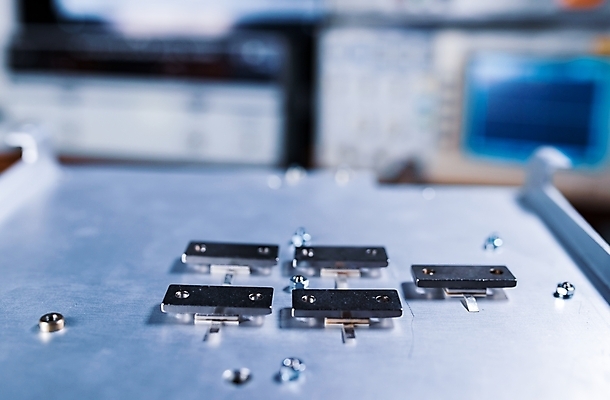 포토 JPG 해외이미지 접시 디자인 산업 백그라운드 인터넷 통신 부분 사람없음 전자제품 컴퓨터 금속 디지털 블록 장비 플러그 지저분함 제조 연결 철 오브젝트 신호 순환 반도체 철사 5 스위치 공학 단상 조립 복잡 옛날 철강 콘덴서 하드웨어 해외포토 식기 교육 컨셉 모션 재질 숫자 감각 파일형식 이미지허브