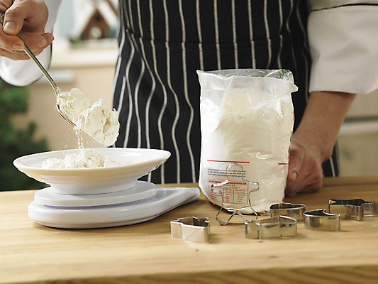 포토 JPG 해외이미지 남자 실내 한명 들기 상반신 성인 앞모습 아웃포커스 제과 숟가락 붓기 밀가루 쿠키틀 계량 나무탁자 전자저울 성인남자한명만 해외포토 1 뷰포인트 모션 탁자 촬영기법 수저 저울 사람 내부 제과제빵 가루 제빵도구 남자한명만 성인남자만 파일형식 이미지허브
