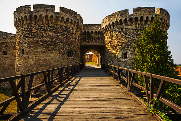 포토 JPG 해외이미지 공원 유럽 벽 여행 백그라운드 잎 건축양식 자연 벽돌 주택 사람없음 건물 초록색 여름 태양 여행객 탑 바위 성 중세 역사 재산 땅 폐허 아치 대문 강화 로마인 석공 세르비아 옛날 해외포토 자연요소 식물 건축물 계절 공공시설 건축 나라 컬러 사람 인종 금융 문 돌_바위 생태계 파일형식 이미지허브