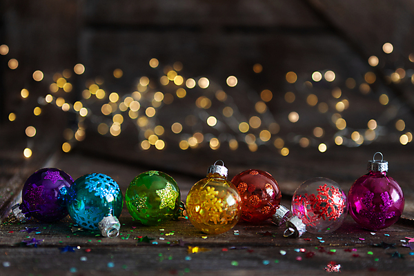 포토 JPG 해외이미지 기념일 크리스마스 휴가 전등 기념 사람없음 목재 장식 가로 컬러풀 축제 장식볼 시골 축하 보케 카피스페이스 해외포토 나무 컬러 컨셉 재료 조명 이벤트 공백 파일형식 이미지허브