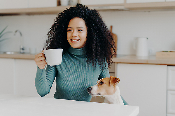 포토 JPG 해외이미지 동물 1 헤어스타일 여자 행복 커피 음료 가구 관계 놀이 탁자 아파트 함께함 한명 웃음 앉기 내부 10대 컵 반려동물 주방 우정 기쁨 머그컵 개 먹이 스웨터 싱크대 긍정 주인 기르기 돌봄 유래 정확 해외포토 식기 감정 생활용품 컨셉 상의 포유류 모션 청소년 주택 표정 사람 친구 개수대 파일형식 이미지허브