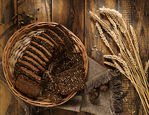 포토 JPG 해외이미지 실내 사람없음 하이앵글 소쿠리 삼베 슬라이스 호밀빵 호밀 나무배경 해외포토 빵 뷰포인트 백그라운드 곡류 내부 바구니 파일형식 천_직물 이미지허브