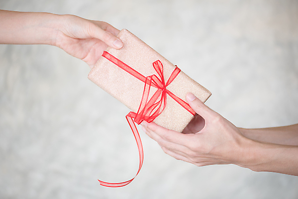 포토 JPG 해외이미지 손 행복 리본 백그라운드 크리스마스 겨울 가족 휴가 선물 사람 이벤트 사람없음 빨간색 선물상자 상자 놀람 우정 축하 잡기 주기 해외포토 계절 기념일 감정 컬러 컨셉 관계 모션 표정 신체부위 친구 파일형식 이미지허브