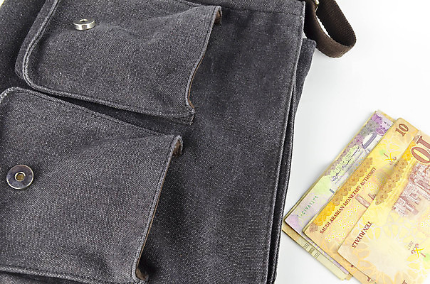 포토 JPG 해외이미지 손 종이 백그라운드 컨셉 지폐 돈 비즈니스 성공 사람없음 금융 경제 쪽지 저축 흰색 잡기 만 시장 재산 중앙 왕 무역 주기 투자 아라비아 기부 계산서 사우디아라비아 월급 대출 고립 아랍어 왕국 해외포토 산업 컬러 중동 모션 신체부위 파일형식 이미지허브