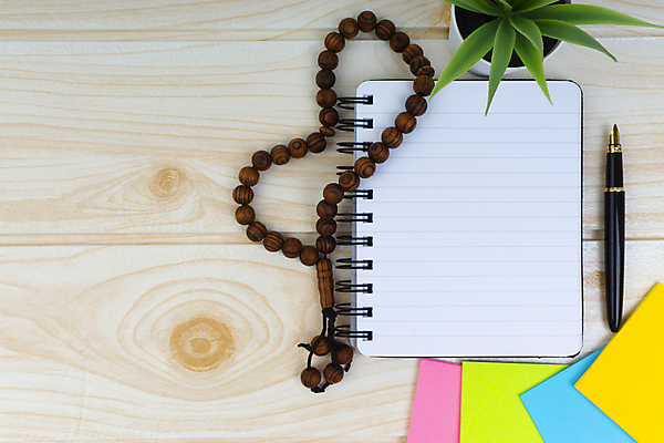 포토 JPG 해외이미지 디자인 교육 백그라운드 컨셉 인터넷 비즈니스 텍스트 통신 학교 탁자 사람없음 금융 노트북 컴퓨터 사무실 펜 디지털 검은색 공책 장비 계산기 흰색 키보드 업무 네트워크 메시지 정상 이슬람교 책상 포스트잇 묵주 회계 세금 소셜 카피스페이스 해외포토 종교 컬러 가구 종교용품 문구용품 경제 전자제품 필기구 공백 메모지 작업 파일형식 이미지허브