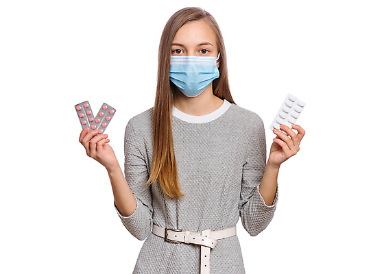 포토 JPG 해외이미지 여자 얼굴 어린이 건강 병원 관리 가면 한명 안전 사람 알약 약 고통 환자 흰색 잡기 호흡기관 바이러스 보호 질병 위험 고민 신학기 예방 감염 알레르기 고립 돌봄 인플루엔자 전염병 증상 헬프 해외포토 1 감정 컬러 컨셉 의학 모션 신체부위 도움 장기_의학 파일형식 이미지허브