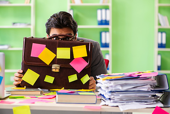 포토 JPG 해외이미지 남자 컨셉 서류가방 회사 비즈니스 스트레스 직장 피곤 한명 상반신 성인 사무실 쪽지 가림 잡기 업무 작업 비즈니스맨 가득함 포스트잇 바쁨 얼굴가리기 성인남자한명만 해외포토 1 가방 모션 사람 메모지 직장인 남자한명만 성인남자만 파일형식 이미지허브