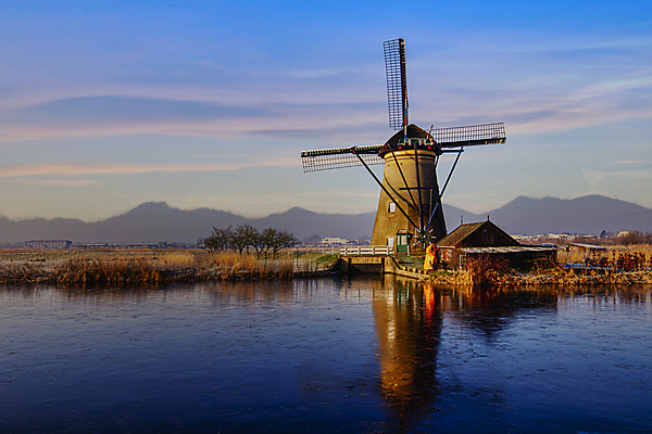포토 JPG 해외이미지 구름 전통 유럽 바다 여행 겨울 건축양식 자연 하늘 바람 산 주택 따뜻함 풍경 사람없음 초록색 물 파란색 강 태양 반사 일출 환경 항구 냉동 일몰 봄 풍차 에너지 가을 시골 네덜란드 운하 포트 방앗간 옛날 해외포토 자연요소 계절 건축 나라 컬러 교통시설 날씨 건물 노을 생태계 파일형식 이미지허브