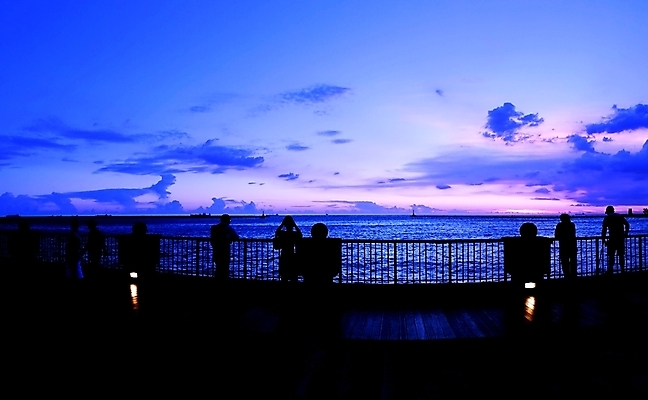 포토 JPG 해외이미지 구름 실루엣 파도 바다 분홍색 자연 하늘 사람 사람없음 야외 물 파란색 반사 항구 보라색 황혼 일몰 철책 수평선 해외포토 자연요소 컬러 교통시설 촬영기법 노을 생태계 파일형식 이미지허브