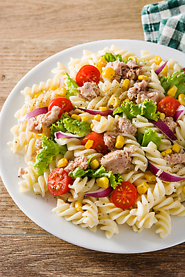 포토 JPG 해외이미지 접시 음식 다이어트 토마토 채소 탁자 양파 파스타 건강 옥수수 사람없음 목재 빨간색 초록색 여름 샐러드 신선 맛 상추 참치 향신료 점심식사 마카로니 채식주의자 핸드메이드 비건 해외포토 나무 식기 계절 컬러 가구 컨셉 재료 곡류 서양음식 어류 식사 채식 파스타면 향미료 파일형식 이미지허브