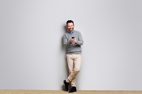 포토 JPG 해외이미지 백인 모델 1 라이프스타일 응시 남자 행복 얼굴 벽 백그라운드 신체 비즈니스 텍스트 모바일 수염 한명 미소 사람 성인 스마트폰 유행 회색 흰색 표현 잡기 비즈니스맨 자신감 중앙 시원함 전화기 가득함 스마트 길이 스타일 카피스페이스 해외포토 서양인 시선 감정 컬러 컨셉 모션 표정 생활 신체부위 핸드폰 스마트기기 공백 직장인 파일형식 이미지허브