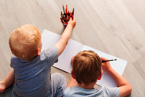 포토 JPG 해외이미지 라이프스타일 남자 종이 여유 어린이 휴식 앉기 소년 상반신 두명 일상 뒷모습 하이앵글 연필 잡기 그리기 연필꽂이 소년만 해외포토 감정 뷰포인트 컨셉 모션 문구용품 학용품 사람 라이프 생활 필기구 남자만 어린이만 파일형식 이미지허브