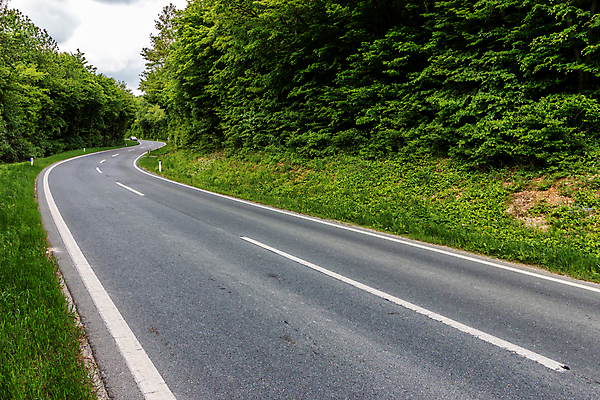 포토 JPG 해외이미지 구름 도로 선 곡선 자연 하늘 거리 풍경 사람없음 야외 초록색 파란색 자유 시골 고속도로 숲 아스팔트 땅 사인 속도 신호 장면 루트 직진 수평선 해외포토 자연요소 길 컬러 컨셉 교통시설 생태계 파일형식 이미지허브