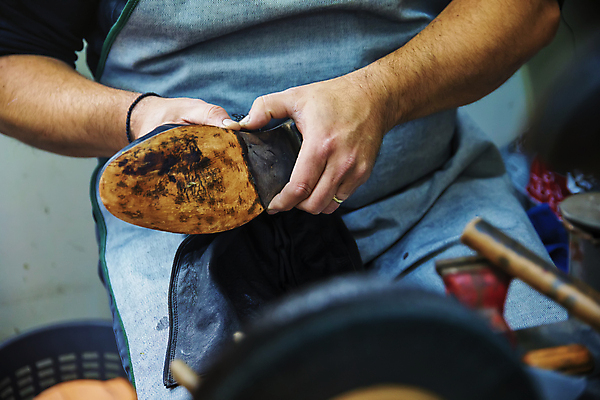 포토 JPG 해외이미지 직업 전통 산업 신발 비즈니스 노동자 기술 부츠 창조 앉기 사람없음 공구 잡기 작업 작업실 수리 제조 60대 가죽 서비스 준비 만들기 작업도구 수공예 솜씨 조작 핸드메이드 혼혈 해외포토 노년 모션 도구 공예 다문화 파일형식 이미지허브