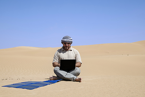 포토 JPG 해외이미지 자연 모바일 건조 한명 안전 야외 노트북 컴퓨터 태양 환경 힘 재활용 장비 사막 발전기 에너지 절약 보호 유연 캠핑장 사파리 오브젝트 에코 생태계 와이파이 자원 사하라 패널 내추럴 고립 바이오 베터리 원정 충전기 공급 해외포토 자연요소 1 컨셉 아프리카 사람 전자제품 기계 캠핑 발전소 친환경 무선인터넷 충전 파일형식 이미지허브