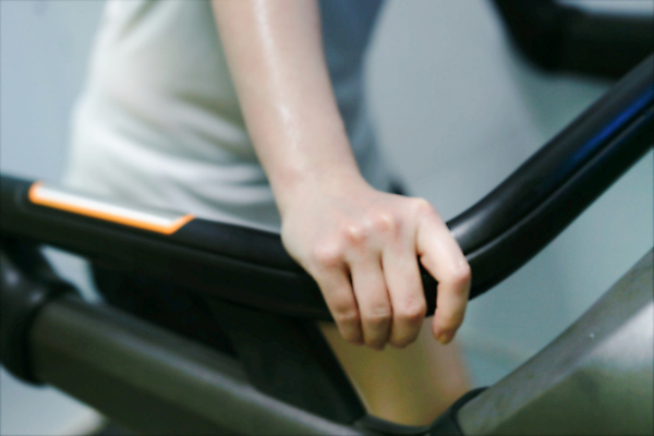 포토 JPG 해외이미지 1 라이프스타일 옷 여자 스포츠 신체 한국 실내 건강 피곤 서기 사람 동양인 성인 사람없음 야외 파란색 달리기 조깅 운동 햇빛 검은색 힘 기계 수확 뜨거움 실 갈증 손목시계 연습 체육관 땀 런닝머신 방앗간 달리기선수 치유 해외포토 아시아 시계 컬러 컨셉 농업 장신구 모션 인종 내부 생활 태양 운동기구 육상선수 파일형식 이미지허브