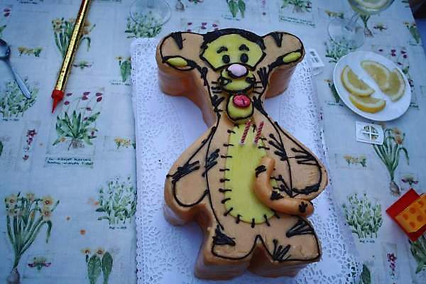 포토 JPG 해외이미지 접시 손 얼굴 음식 백그라운드 가방 곰 탁자 수염 실내 샌드위치 미술 사람 앉기 사람없음 장식 스마트폰 알약 파티 케이크 침실 방 침대 쌍 생일 칼 만화 자르기 그림 부름 폭식 고립 항목 해외포토 동물 식기 잡화 기념일 가구 포유류 모션 문화예술 디저트 이벤트 내부 신체부위 핸드폰 스마트기기 약 파일형식 이미지허브