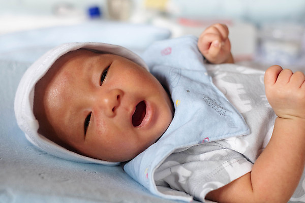 포토 JPG 해외이미지 백인 손 응시 행복 무기 얼굴 어린이 가족 건강 한명 사람 동양인 소년 검은색 방 흰색 침대 표현 아기 신생아 잠 달콤 작음 거짓말 걸음마 결백 돌봄 천진난만 해외포토 서양인 1 시선 남자 감정 컬러 가구 컨셉 관계 모션 인종 신체부위 맛 크기 파일형식 이미지허브