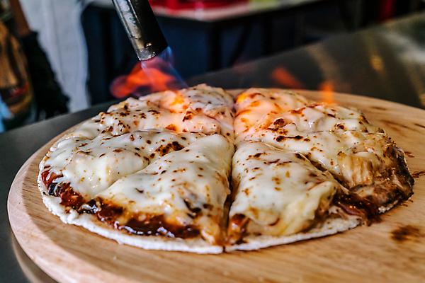 포토 JPG 해외이미지 직업 접시 손 음식 조각 백그라운드 토마토 채소 재료 탁자 불 불꽃 치즈 피자 건강 육류 요리 사람없음 목재 주방 식당 요리사 식사 저녁식사 이탈리아 시골 손전등 신선 뜨거움 오븐 맛 굽기 속도 준비 올리브 반죽 후추 점심식사 연소 모짜렐라치즈 번 핸드메이드 해외포토 자연요소 나무 식기 열매 유럽 빵 가구 컨셉 식재료 조명 유제품 패스트푸드 서양음식 신체부위 상점 가전제품 구이 향신료 파일형식 이미지허브