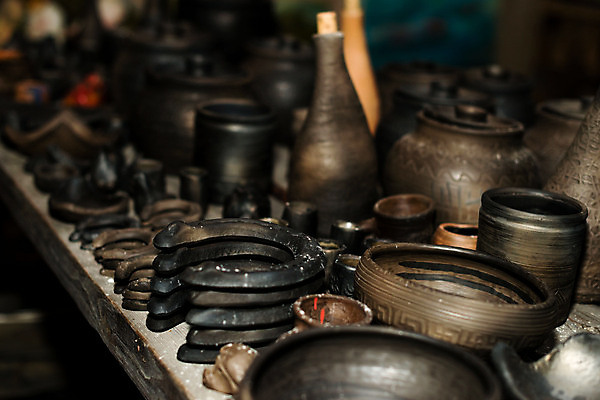 포토 JPG 해외이미지 전통 그릇 식기 접시 디자인 문화 백그라운드 패턴 주방용품 미술 사람없음 장식 컵 세트 갈색 주방 꽃병 검은색 수확 골동품 기구 시골 조끼 업무 항아리 도자기 사발 시장 냄비 컨테이너 오브젝트 기념품 점토 토기 수공예 공평 도예가 라트비아 옛날 전국 핸드메이드 해외포토 직업 꽃 산업 컬러 생활용품 무늬 농업 문화예술 북유럽 외투 작업 용기_그릇 사기그릇 솥 공예 파일형식 이미지허브