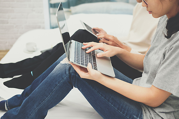 포토 JPG 해외이미지 라이프스타일 인터넷 통신 주택 아이디어 함께함 사람 동양인 두명 노트북 컴퓨터 알약 업무 작업 무선전화기 해외포토 컨셉 인종 건물 생활 전자제품 약 전화기 파일형식 이미지허브