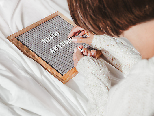 포토 JPG 해외이미지 영어 여자 액자 실내 액자틀 한명 들기 상반신 성인 뒷모습 장식 가을 잡기 천 성인여자한명만 놓기 해외포토 문자 1 계절 뷰포인트 모션 틀 사람 내부 직물 여자한명만 성인여자만 파일형식 이미지허브