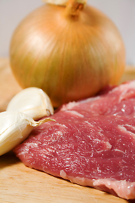 포토 JPG 해외이미지 접시 음식 조각 양파 마늘 육류 돼지고기 사람없음 식사 저녁식사 신선 자르기 날것 성분 해외포토 식기 채소 식재료 모션 파일형식 이미지허브