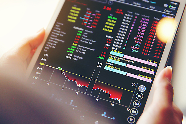 포토 JPG 해외이미지 손 그래프 들기 신체부위 태블릿 소프트포커스 주식 분석 투자 해외포토 컨셉 비즈니스 모션 촬영기법 사람 금융 전자제품 스마트기기 파일형식 이미지허브