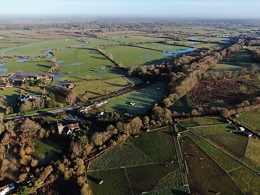포토 JPG 해외이미지 나무 도로 영국 잉글랜드 안테나 사람없음 초록색 교회 시골 플랫 드론 해외포토 식물 유럽 길 컬러 통신 종교건축 교통시설 건물 파일형식 이미지허브
