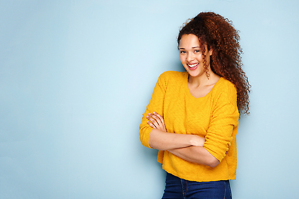포토 JPG 해외이미지 1 라이프스타일 응시 여자 행복 얼굴 벽 백그라운드 한명 웃음 사람 성인 파란색 유행 팔짱 표현 자신감 시원함 북쪽 히스패닉 섞기 카피스페이스 해외포토 시선 감정 컬러 모션 표정 생활 신체부위 공백 방향 파일형식 이미지허브